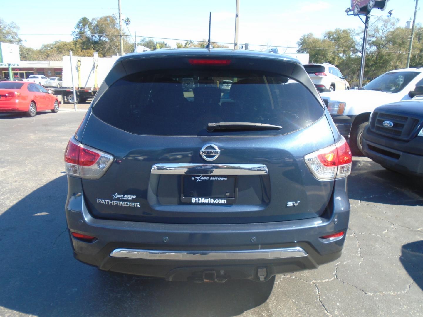 2014 BLUE /Grey Nissan Pathfinder S 2WD (5N1AR2MN8EC) with an 3.5L V6 DOHC 24V engine, Continuously Variable Transmission transmission, located at 6112 N Florida Avenue, Tampa, FL, 33604, (888) 521-5131, 27.954929, -82.459534 - Photo#4